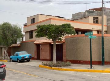 Casa · 283m² · 4 Dormitorios · 3 Estacionamientos · Casa a La Venta en Santiago de Surco