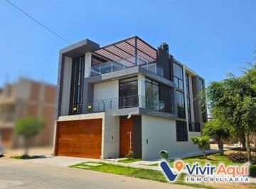 Casa de 7 habitaciones, Trujillo · Casa en Venta, en Esquina Frente a Parque, Urb Rosas del Valle, Trujillo