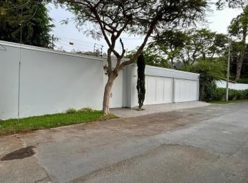 Casa · 390m² · 3 Dormitorios · 4 Estacionamientos · Exclusiva Casa en La Molina – Elegancia, Espacios Amplios y Privacidad