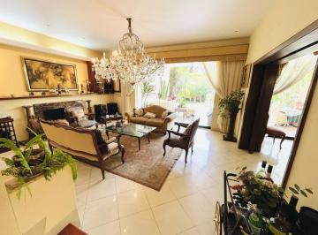 Casa · 700m² · 6 Dormitorios · 4 Estacionamientos · Venta de Casa a Una Cuadra de Av Dos de Mayo - San Isidro