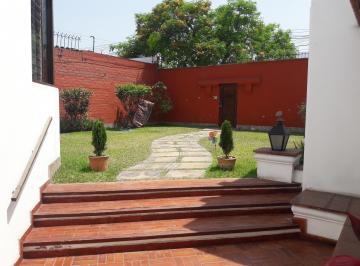 Casa de 4 habitaciones, Lima · Casa con Espacio, Luz y Madera Que Respira Historia