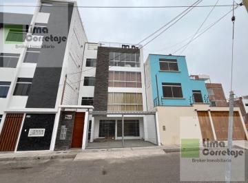 Casa · 207m² · 5 Dormitorios · 1 Estacionamiento · Casa de 3 Pisos en Condominio con Piscina