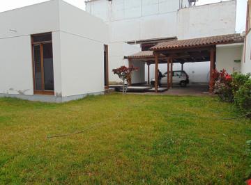 Terreno / Lote · 200m² · 3 Dormitorios · 4 Estacionamientos · Venta de Asombrosa Casa Como Terreno en Chorrillos