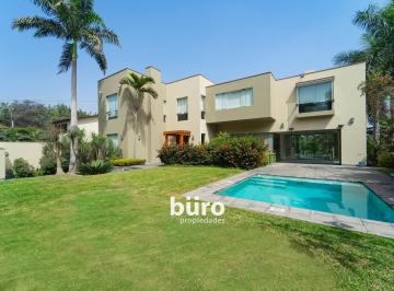 Fachada interna piscina externa · Bella Casa en Venta en La Planicie con Dos Piscinas Diseñada por Emilio Soyer