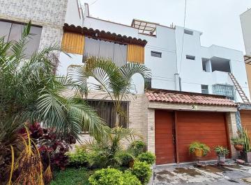 Departamento de 6 habitaciones, Lima · Casa en Condominio en Calle Las Palomas, Surquillo.