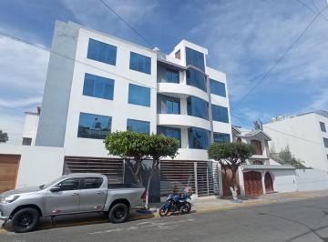 Departamento · 220m² · 3 Dormitorios · 3 Estacionamientos · Venta de Edificio Multifamiliar en Sachaca