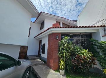 Casa de 5 habitaciones, Lima · Remato Casa de 220 M&sup2;,cerca Inen, Colegio San Ignacio de Recalde, con Jardin Interior, Cc Chacarilla