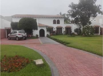Casa · 1500m² · 3 Dormitorios · 4 Estacionamientos · Vendo Linda Casa en Jirón Ámbar 2, Urb. La Encantada de Villa, Chorrillos