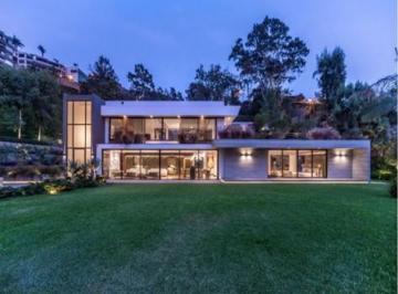 Casa · 3200m² · 4 Dormitorios · 7 Estacionamientos · Vendo o Alquilo Hermosa Casa en Jiron El Cascajal, Urbanizacion Casuarinas, Surco