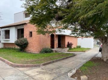 Casa · 444m² · 4 Dormitorios · 3 Estacionamientos · Casa en Venta en Surco