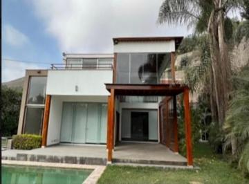 Casa · 1300m² · 5 Dormitorios · 4 Estacionamientos · Casa en Alquiler o Venta en Surco