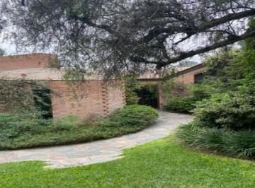 Casa · 2300m² · 4 Dormitorios · 4 Estacionamientos · Casa en Venta en La Molina