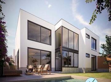 Casa · 300m² · 4 Dormitorios · 2 Estacionamientos · Casa en Venta en Condominio en La Molina