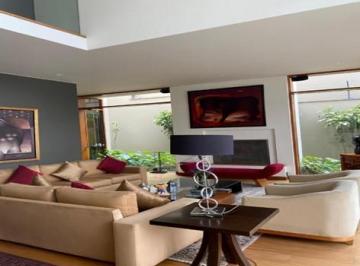 Casa · 650m² · 4 Dormitorios · 4 Estacionamientos · Casa en Alquiler o Venta en La Molina