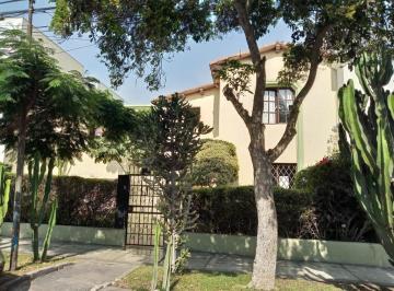 Casa · 450m² · 10 Dormitorios · 2 Estacionamientos · Casa Como Terreno en Venta en Miraflores
