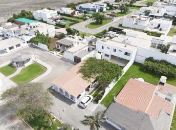 Casa · 231m² · 7 Dormitorios · 2 Estacionamientos · Oportunidad Única, Venta de Dos Casas de Playa en Asia.