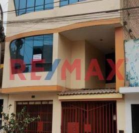 Casa · 320m² · 6 Dormitorios · 1 Estacionamiento · Ocasion Casa de 3 Pisos Remodelada en Puente de Piedra