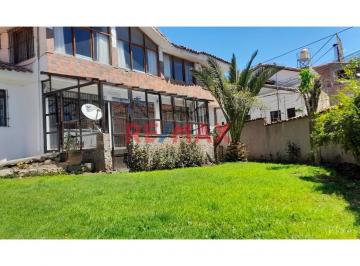 Casa de 4 habitaciones, Cusco · En Venta – Amplia Casa de Dos Pisos en Esquina con Alto Potencial Comercial y Residencial