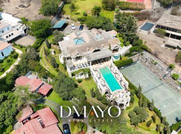 Casa · 920m² · 8 Dormitorios · 8 Estacionamientos · Venta Majestuosa Mansión en Casuarinas: Confort de Clase Mundial y Piscina Privada