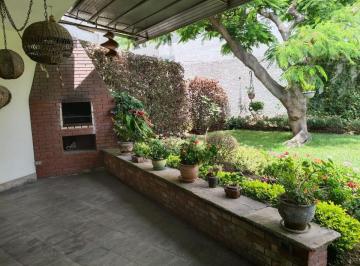 Casa de 4 habitaciones, Lima · Casa Para Remodelar! o Para Constructores - Precio Terreno - Chama, Surco