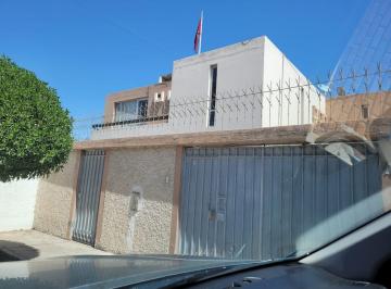Casa de 4 habitaciones, Arequipa · Se Vende Amplia Casa en Urb. Privada Frente a La Facultad de Medicina de La Unsa