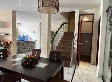 Casa · 180m² · 4 Dormitorios · 2 Estacionamientos · Casa en Chiclayo