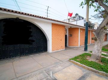 Casa · 600m² · 5 Dormitorios · 4 Estacionamientos · Venta de Hermosa Casa con Piscina Amplia Terraza 5dormit Espectacular Vista