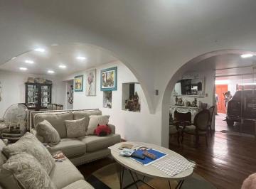 Casa · 216m² · 6 Dormitorios · 1 Estacionamiento · Casa Confortable 6 Dorm Al Lado de Parque en Zona Residencial de Pueblo Libre