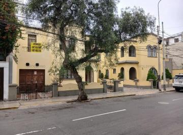 Oficina comercial · 300m² · 9 Dormitorios · 2 Estacionamientos · Muy Bien Ubicada a Dos Cuadras de La Av Arequipa y a Dos de Av Pardo