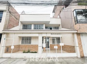 Casa · 280m² · 5 Dormitorios · 1 Estacionamiento · Se Vende de Casa en San Juan de Lurigancho