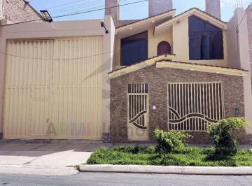 Casa de 4 habitaciones, Chiclayo · Venta de Casa Para Negocio y Vivienda en Urbanización La Victoria de Chiclayo