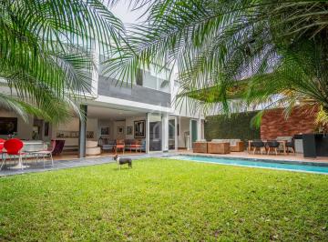 Casa de 4 habitaciones, Lima · Moderna y Elegante Casa Frente a Parque Acosta