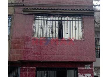Casa · 350m² · 6 Dormitorios · 1 Estacionamiento · Venta de Casa de 3 Pisos en San Martin Ded Porres