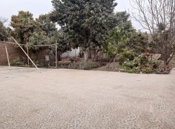 Casa · 400m² · 4 Dormitorios · 1 Estacionamiento · Casa Como Terreno en Ica