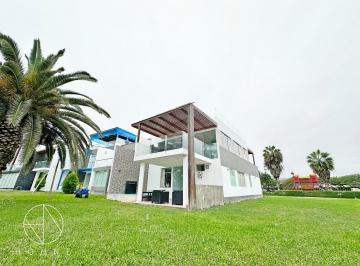 Casa · 220m² · 4 Dormitorios · 2 Estacionamientos · Casa - Asia