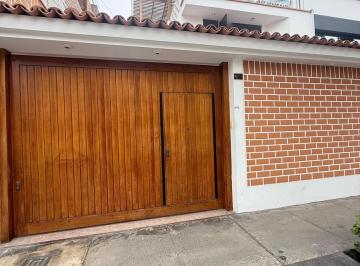 Casa · 259m² · 8 Dormitorios · 2 Estacionamientos · Casa Familiar Frente a Parque en La Urbanización Los Cedros — Chorrillos