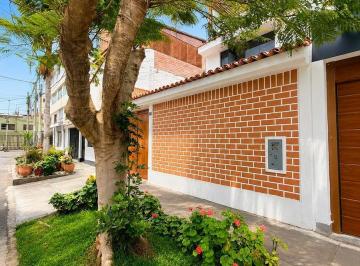 Casa · 259m² · 8 Dormitorios · 2 Estacionamientos · Casa Familiar Frente a Parque en La Urbanización Los Cedros — Chorrillos