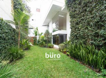 Lindo jardín hecho por paisajista. · Preciosa Casa con Terraza, Piscina y Gimnasio en Venta Aurora Miraflores