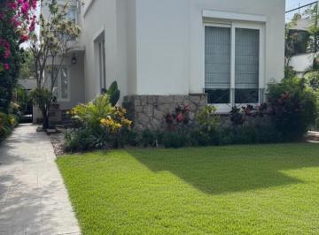 Casa de 4 habitaciones, Lima · Estupenda Casa Remodelada a Precio de Terreno, 2 Jardines Cerca Al Olivar