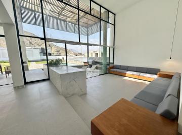 Casa · 225m² · 3 Dormitorios · 8 Estacionamientos · Casa en Cieneguilla