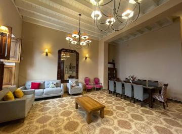 Casa · 500m² · 6 Dormitorios · 1 Estacionamiento · Casona en Venta en Barranco Bajo de Precio!