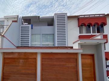 Departamento · 192m² · 6 Dormitorios · 2 Estacionamientos · Venta de Triplex en La Urbanizacion La Capilla de La Molina