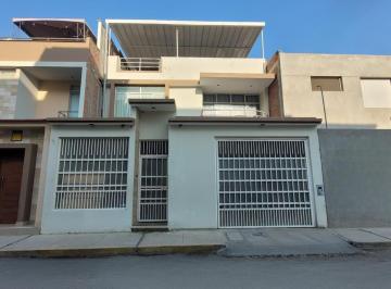 Casa · 284m² · 5 Dormitorios · 1 Estacionamiento · Casa Moderna de 3 Pisos en Miraflores Country Club, Castilla - Rpumayalla