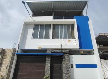 Casa · 381m² · 3 Dormitorios · 1 Estacionamiento · En Venta: Hermosa y Amplia Casa de Tres Pisos con Piscina en Condominio/tarapoto