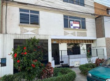 Departamento · 79m² · 2 Dormitorios · Ocasión Urb. Las Flores - Sjl! Departamento 78.90 m², 3er Piso (Mmartinez Lima1)