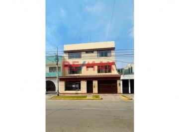 Casa · 516m² · 9 Dormitorios · 1 Estacionamiento · Venta de Amplia Casa de 3 Pisos con Vista a Parque en La Urb. Las Quintanas