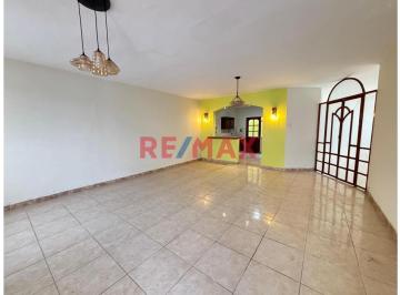 Casa · 150m² · 3 Dormitorios · 2 Estacionamientos · Casa Paralela a La Playa de Huanchaco
