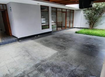 Casa · 466ha · 8 Estacionamientos · Surquillo, Venta Inmueble Unico: 2 Casas + Salida a Parque a Precio de Terreno