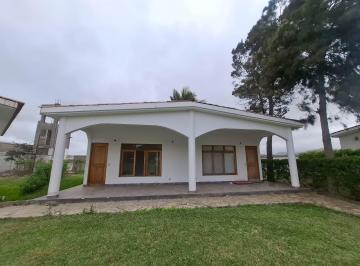 Casa · 100m² · 3 Dormitorios · 1 Estacionamiento · Casa a La Venta en Cañete