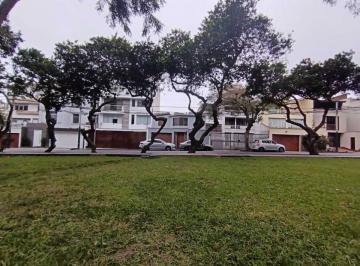 Casa · 260m² · 5 Dormitorios · 2 Estacionamientos · Casa en Venta Santiago de Surco E Frente Al Parque Id: 3 8 2 4 3